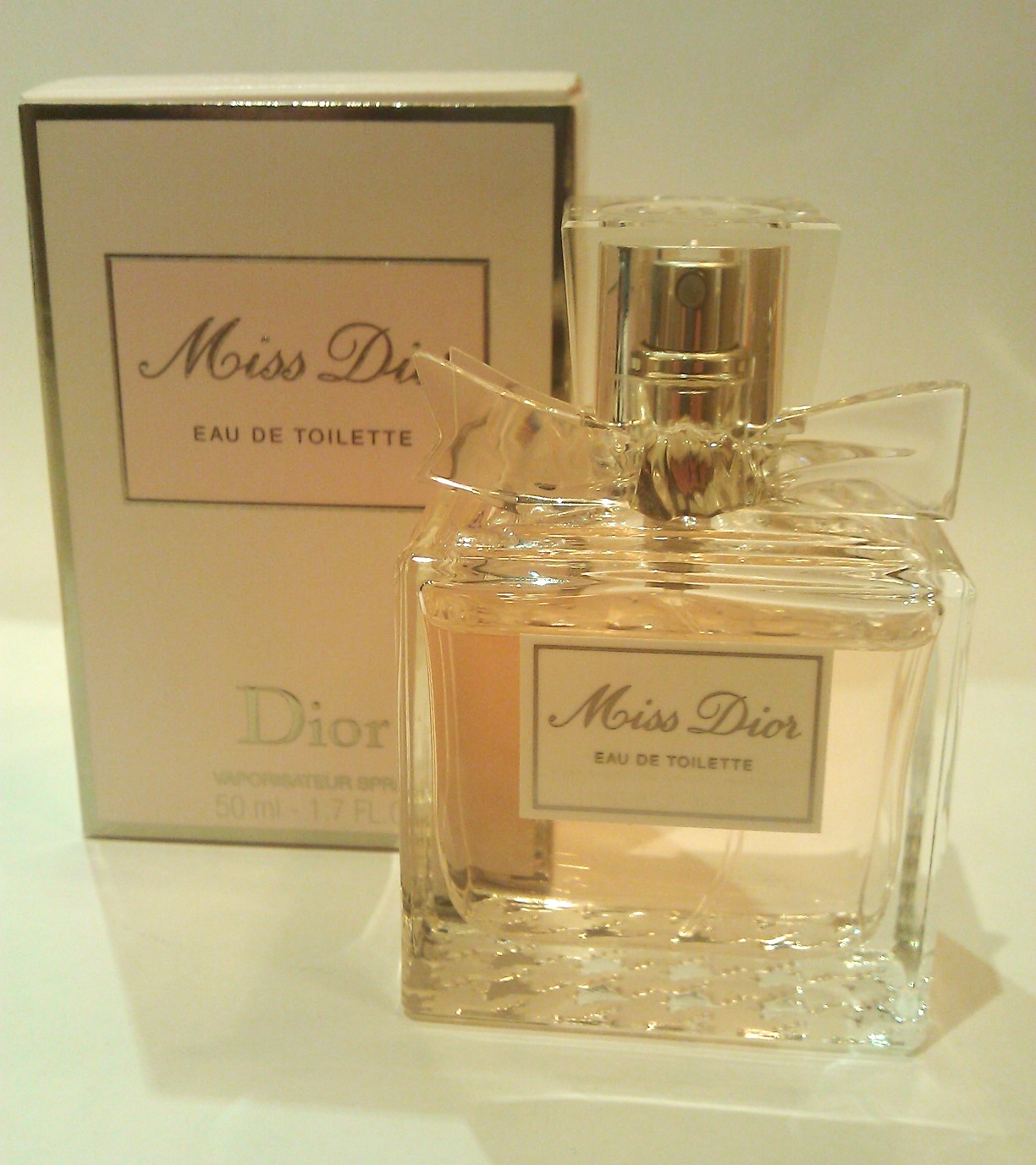 Ля парфюмерия форум. Miss Dior Cherie 2010. Dior Miss Dior Blooming Bouquet. Мисс диор Шерри 2010 года ЕDT. Подделка Мисс диор отличить.