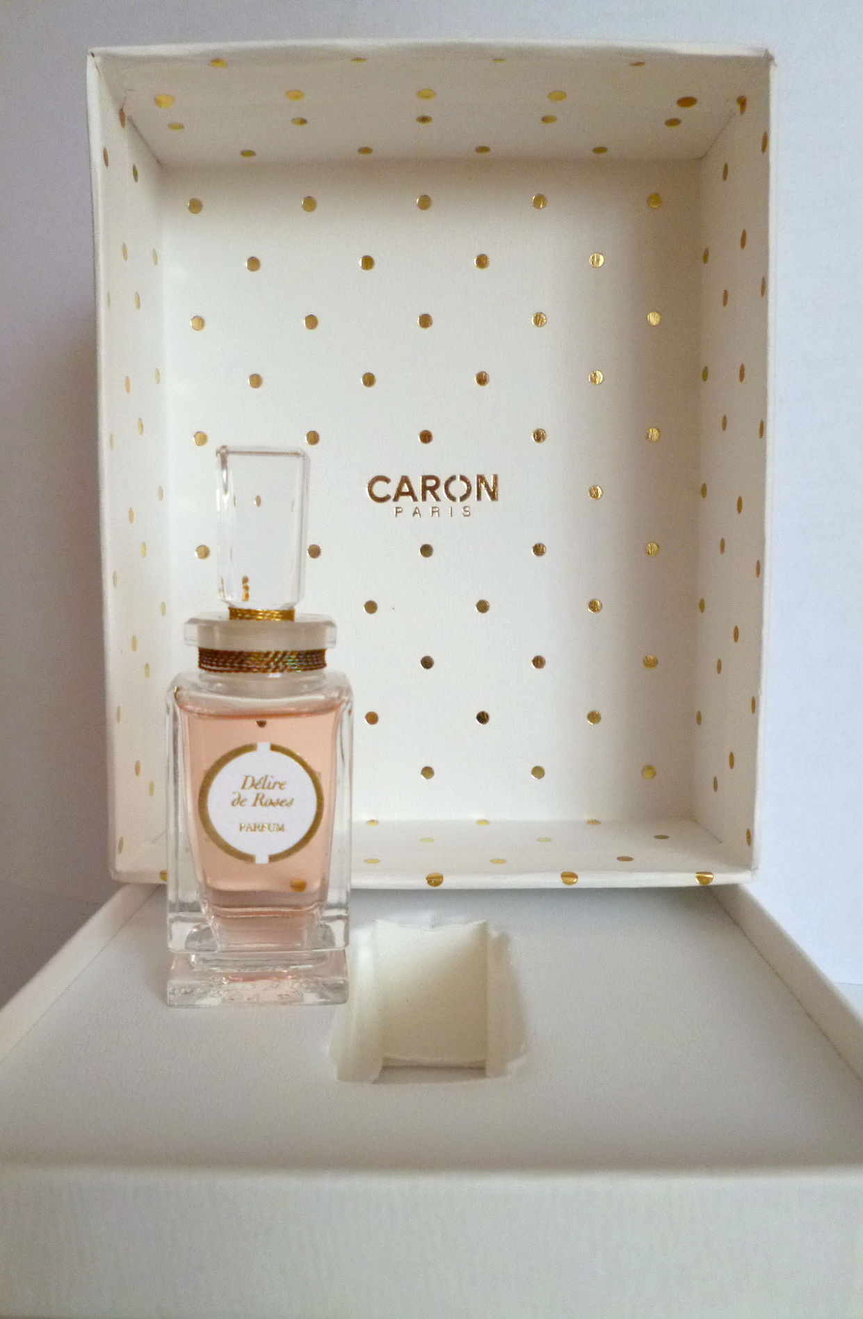 Де карон. Caron Rose 100 ml. Caron Rose Parfum 30 ml. Delire de Rose духи. Парфюмерная вода Caron delire de Roses.