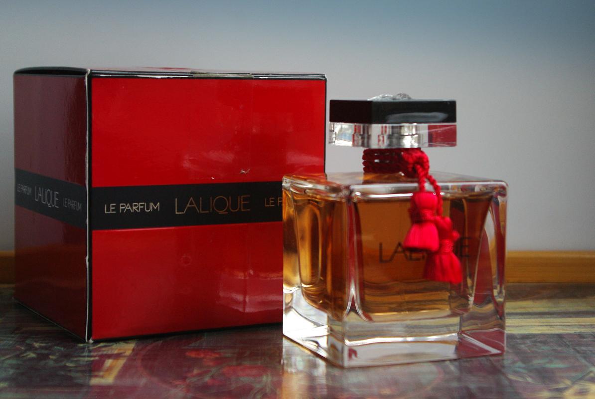 Ле де парфюм. Парфюм Lalique le Parfum. Духи в Красном флаконе женские. Парфюм красная коробка. Лалик Ле Парфюм Фрагрантика.