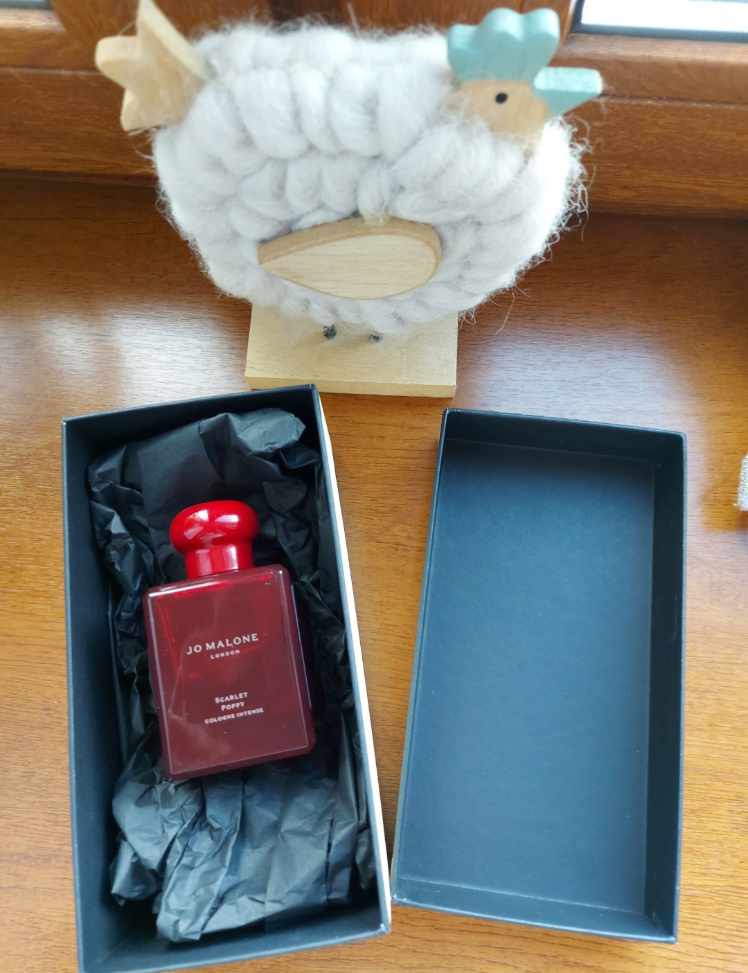 Джо малон скарлет поппи. Духи Jo Malone Scarlett Поппи. Scarlett Poppy духи. Jo Malone Red Poppy.