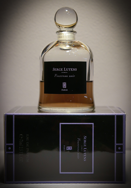 Écrin de fumée serge lutens. Serge Lutens квадратный флакон. Serge Lutens черный флакон. Serge Lutens набор миниатюр. Serge Lutens Renard Constrictor.