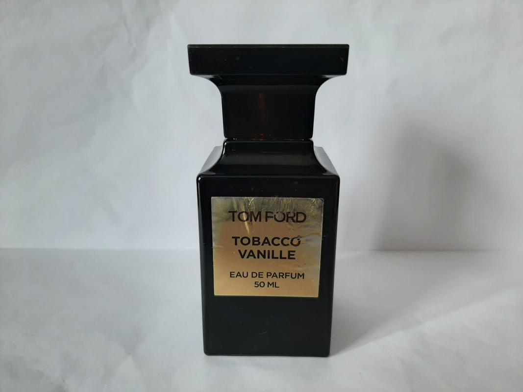 Бобы тонка ваниль. Banana Republic Tonka Bean Tobacco круглая чёрная упоковка.