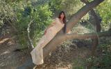 Прикрепленное изображение: brooke-devard-posing-on-tree-with-naked-beauty.jpg