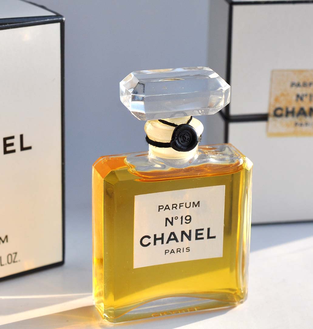 Парфюм parfum отзывы. Chanel № 19 Parfum. Шанель 19 духи. Шанель 19 духи женские. Chanel №19 (Chanel).