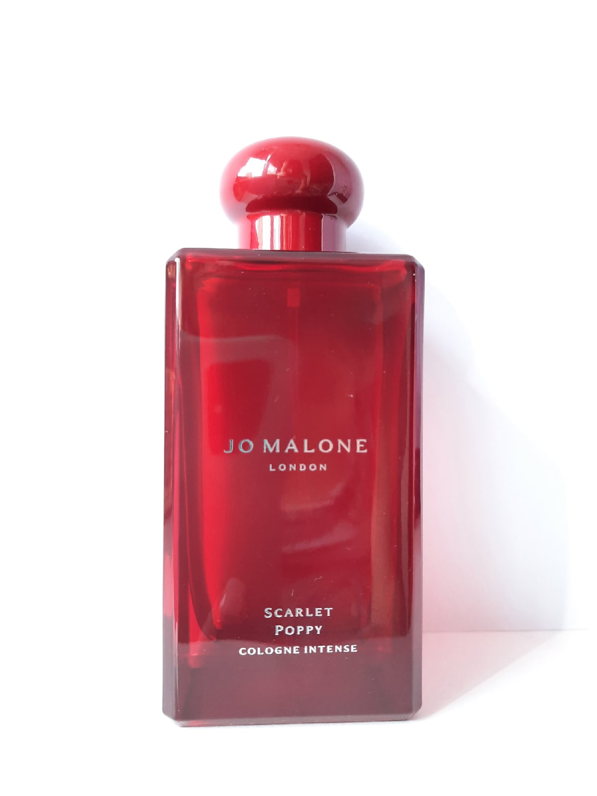 Скарлет поппи джо. Scarlett Poppy духи. Scarlet Poppy Cologne intense. Jo Malone Scarlett Poppy. Джо Малон Скарлет Поппи.