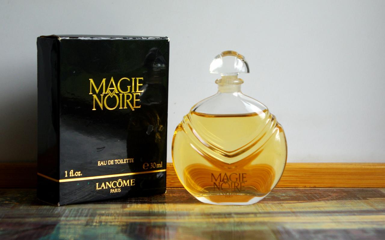 Мл отзывы. Magie noire Lancome миниатюра Винтаж. Magie noire с девушкой на коробке.