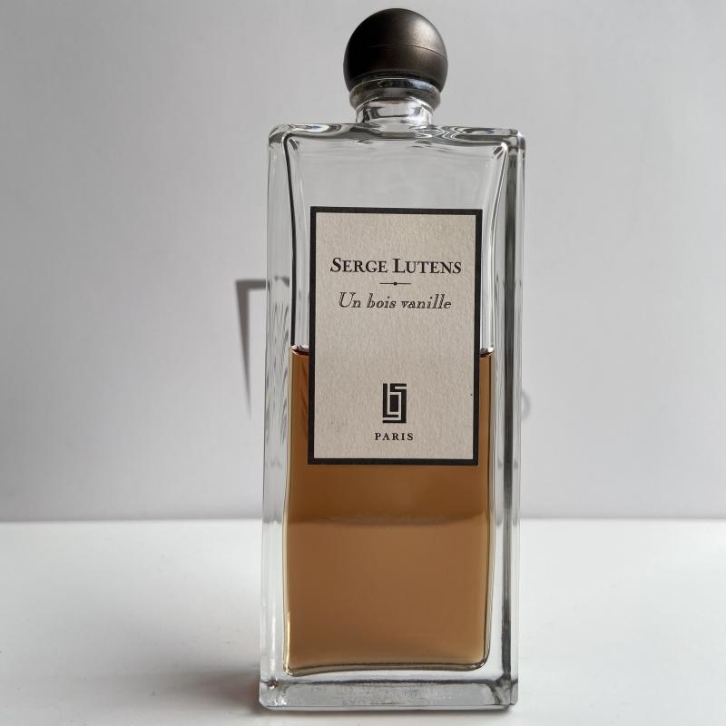 Serge lutens du bois. Serge Lutens un bois Vanille тестер. Serge Lutens ваниль. Серж лютенс Sandal. Флаконы Serge Lutens.