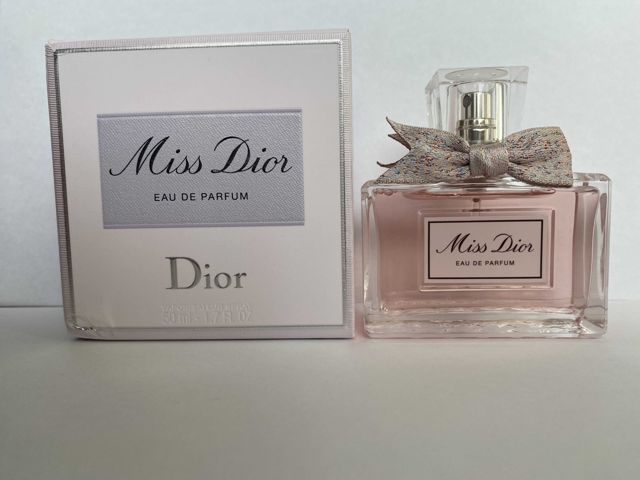 Eau de parfum перевод на русский язык. Miss Dior Eau de Parfum 2021 logo.