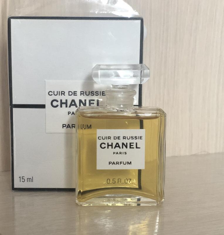 Cuir de. Шанель аромат cuir de Russie. Cuir de Russie Chanel Винтаж. Cuir de Russie Chanel духи карандаш. Chanel cuir de Russie духи картинки.