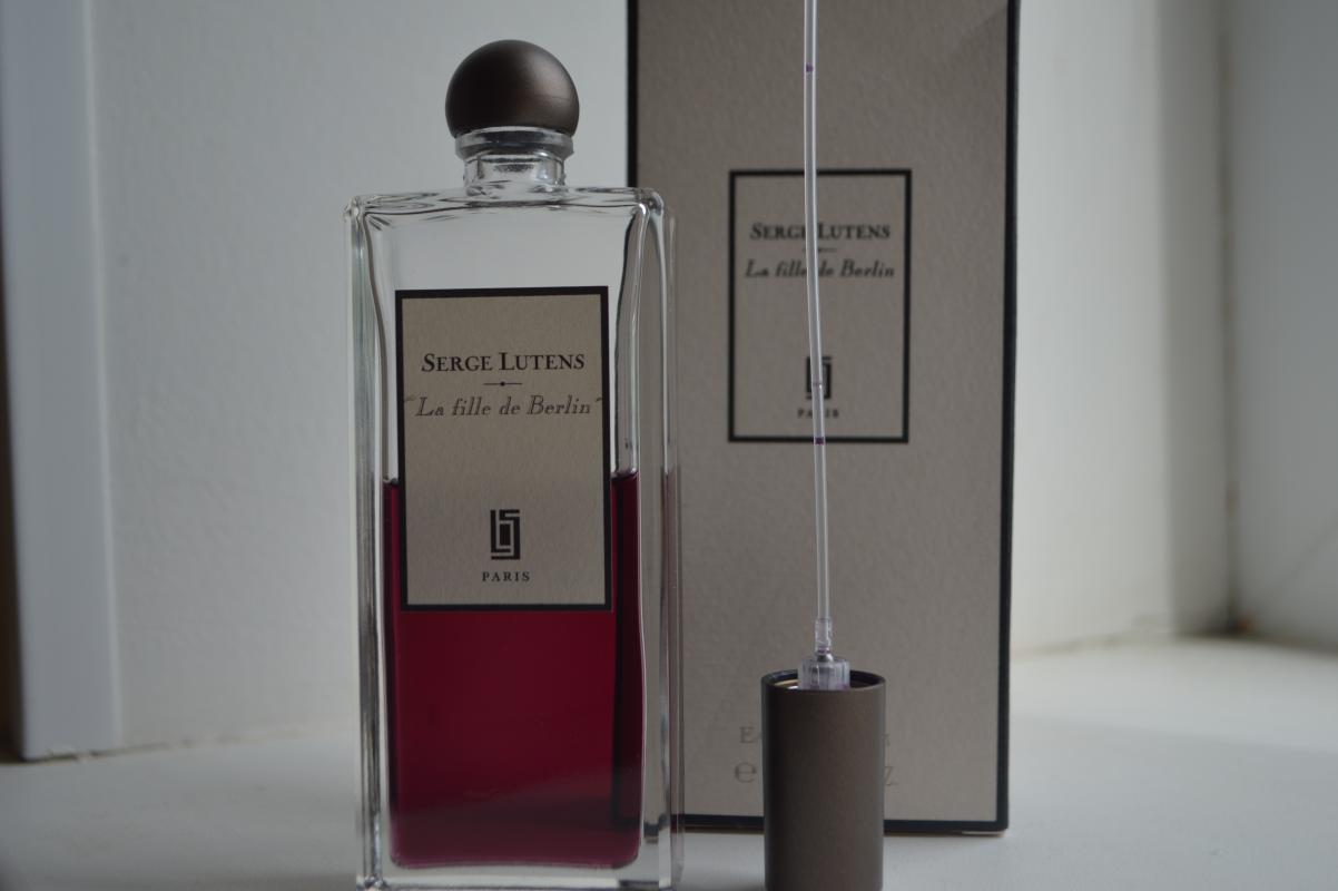 Serge lutens fils de. Serge Lutens Mandarine Mandarin. Серж лютенс дом в Марракеше. La fille de Berlin Serge Lutens фото. Новые флаконы Серж лютанс.