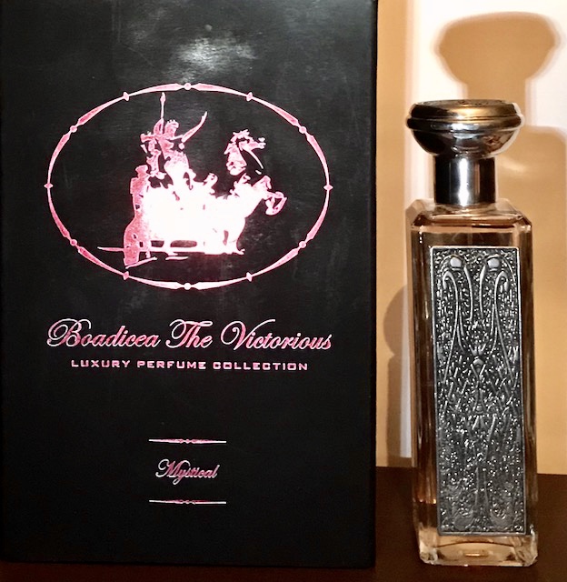 Oriana parfums de. Boadicea the Victorious Heroine. Бодичея Парфюм. Духи Мадонна Boadicea the Victorious. Boadicea the Victorious glorious.