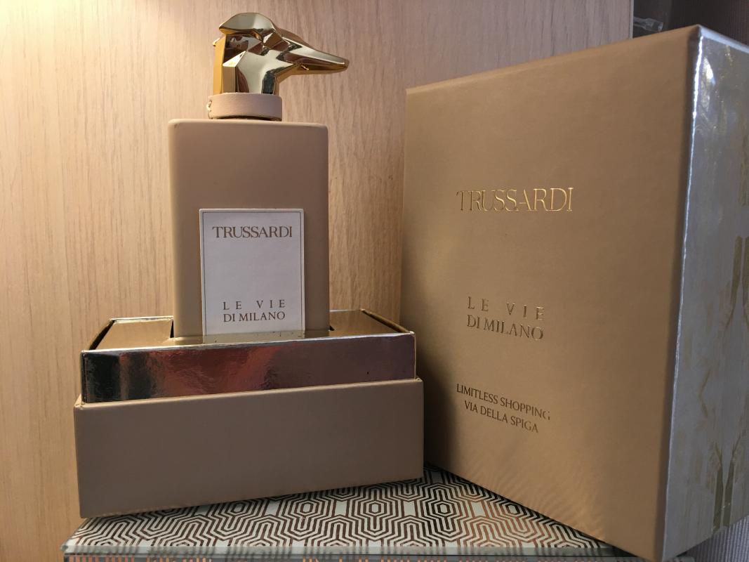 Trussardi hidden corner of fontana dei baci. Trussardi Limitless shopping via della Spiga 10ml EDP отливант. Труссарди Спига.