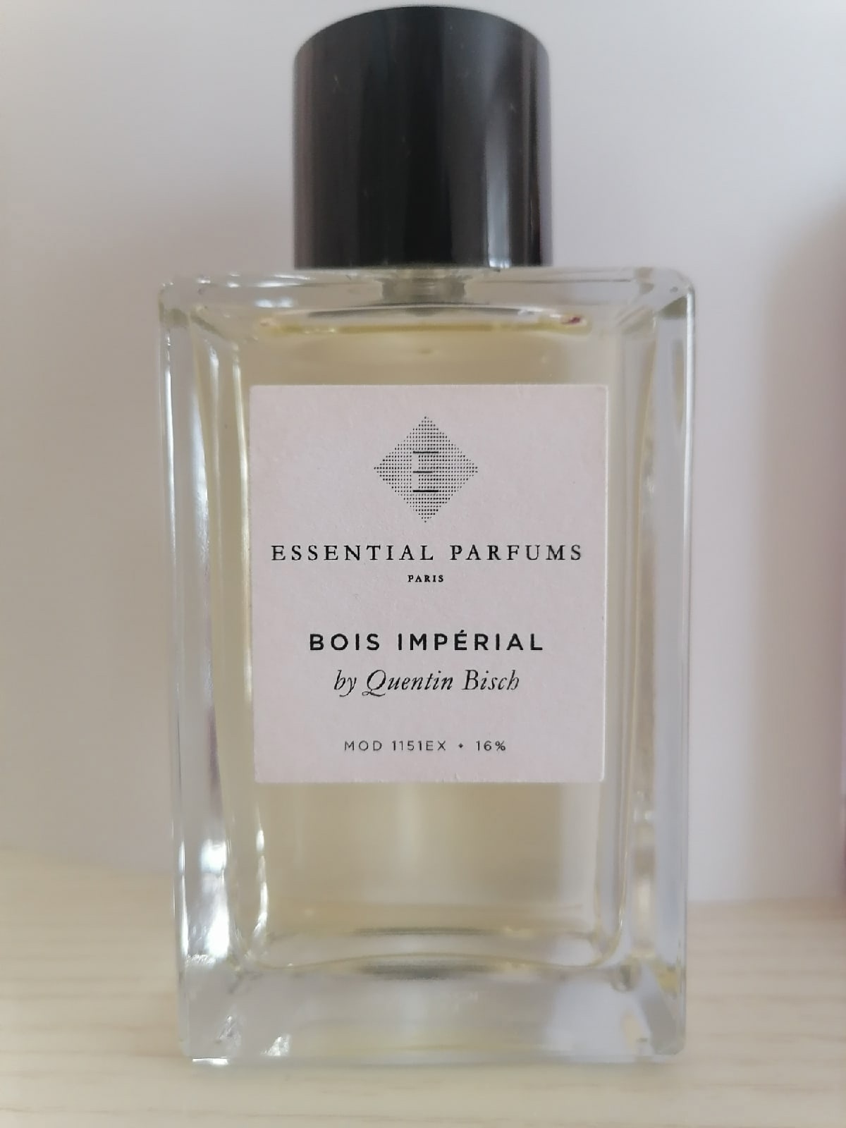 Эссенциале парфюм бойс. Парфюм bois Imperial. Essential Parfum bois Imperial. Essential Parfums bois Imperial 10 ml. Духи Эссеншиал Парфюм бойс Империал.