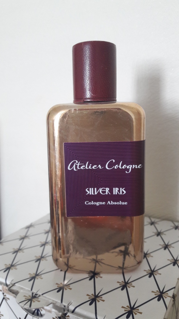 Atelier Cologne Silver Iris. Ирис духи селективные. Iris Tonka Bean духи. Atelier Cologne Silver Iris реклама.