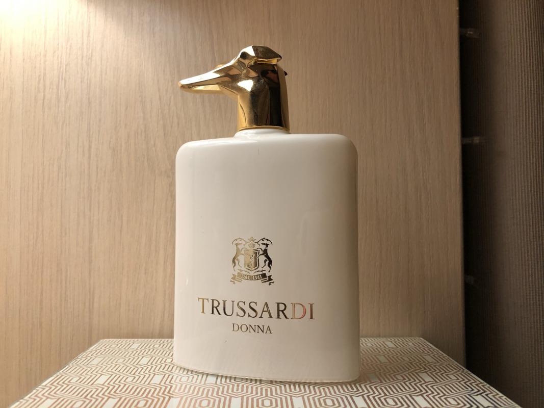 Trussardi donna levriero. Trussardi Donna Eau. Труссарди Донна черный флакон. Труссарди Интенс. Труссарди Донна Левриеро.