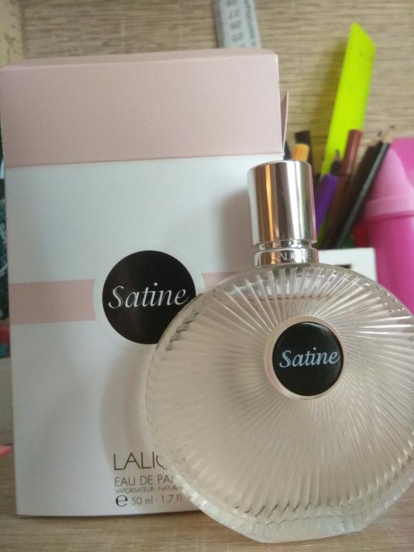 Lalique satine. Lalique парфюмерная вода Satine летуаль. Духи женские летуаль розовая коробка. Летуаль духи белые. Духи в белой коробке.
