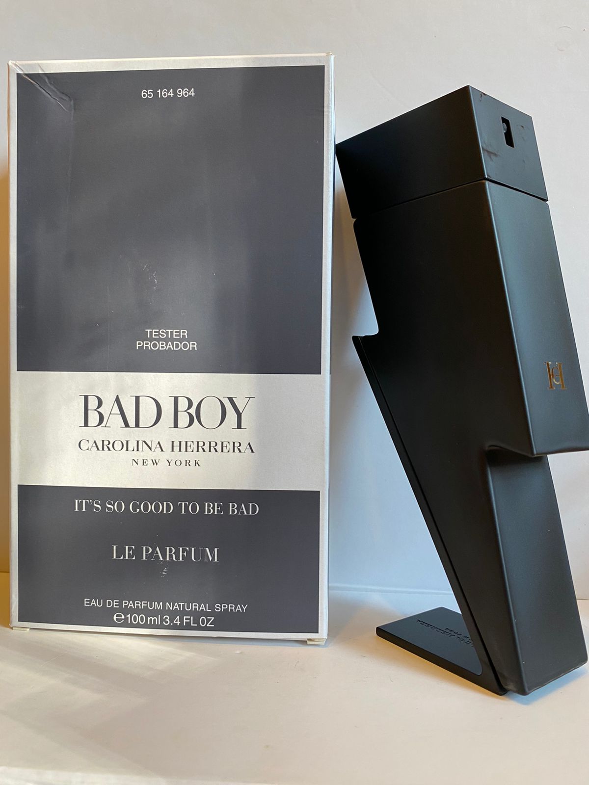 Bad boy carolina herrera le. Carolina Herrera Bad boy le Parfum. Carolina Herrera Bad boy Парфюм. Carolina Herrera Bad boy флакон. Carolina Herrera Bad boy конопля.