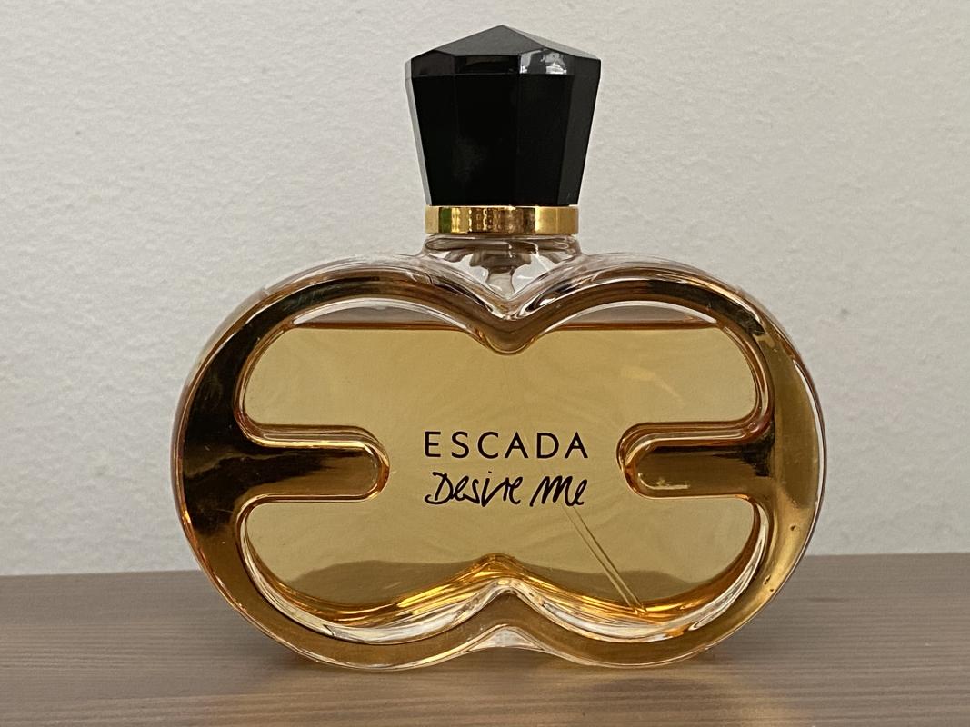 Desire me. Escada Desire me.