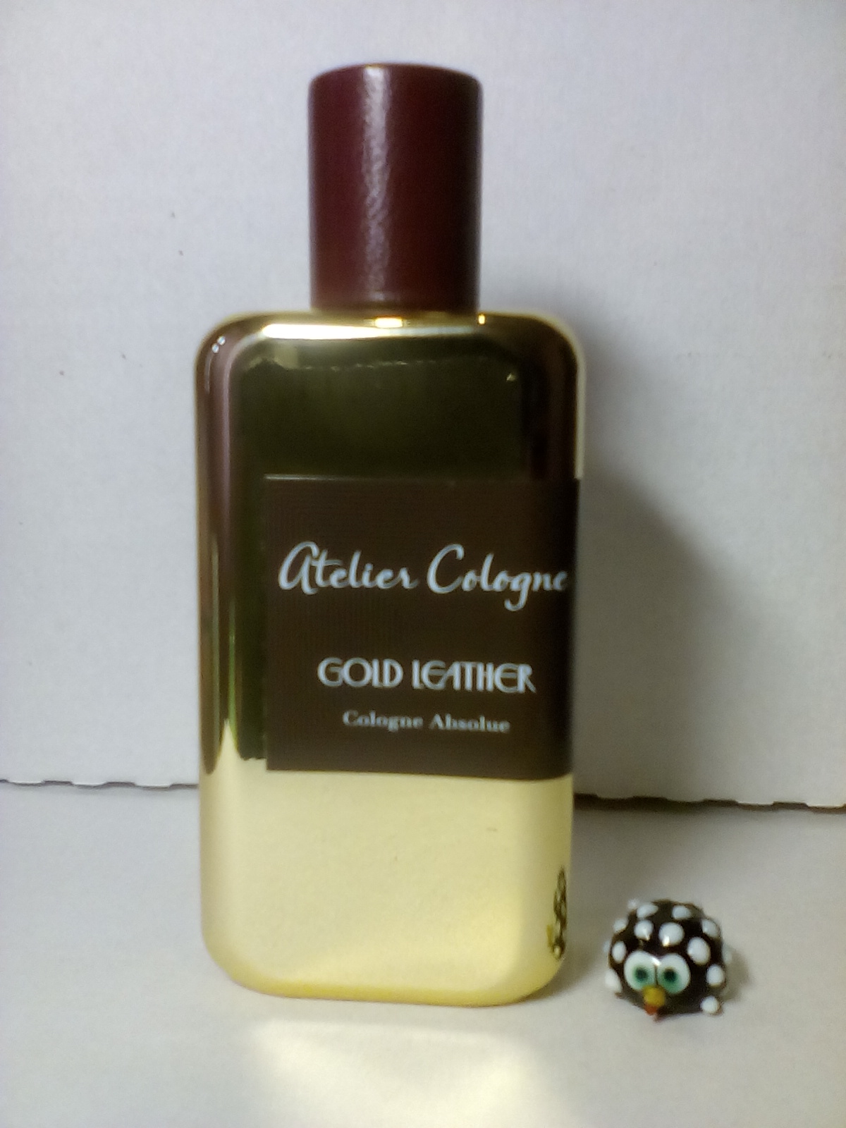 Gold leather atelier. Atelier Cologne Gold Leather. Ателье Колонь Голден Лезер. Кожный аромат Atelier Cologne Gold Leather. Atelier Cologne золотой флакон.