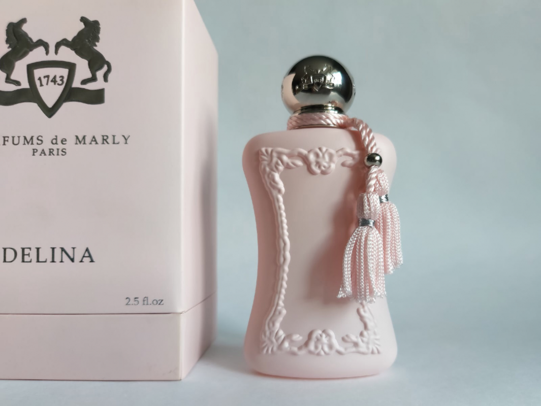 Де марли сидлей. Духи Делина эксклюзив. Parfums de Marly delina пирамида. Delina от Parfums de Marly. Parfum de Marly белый флакон.