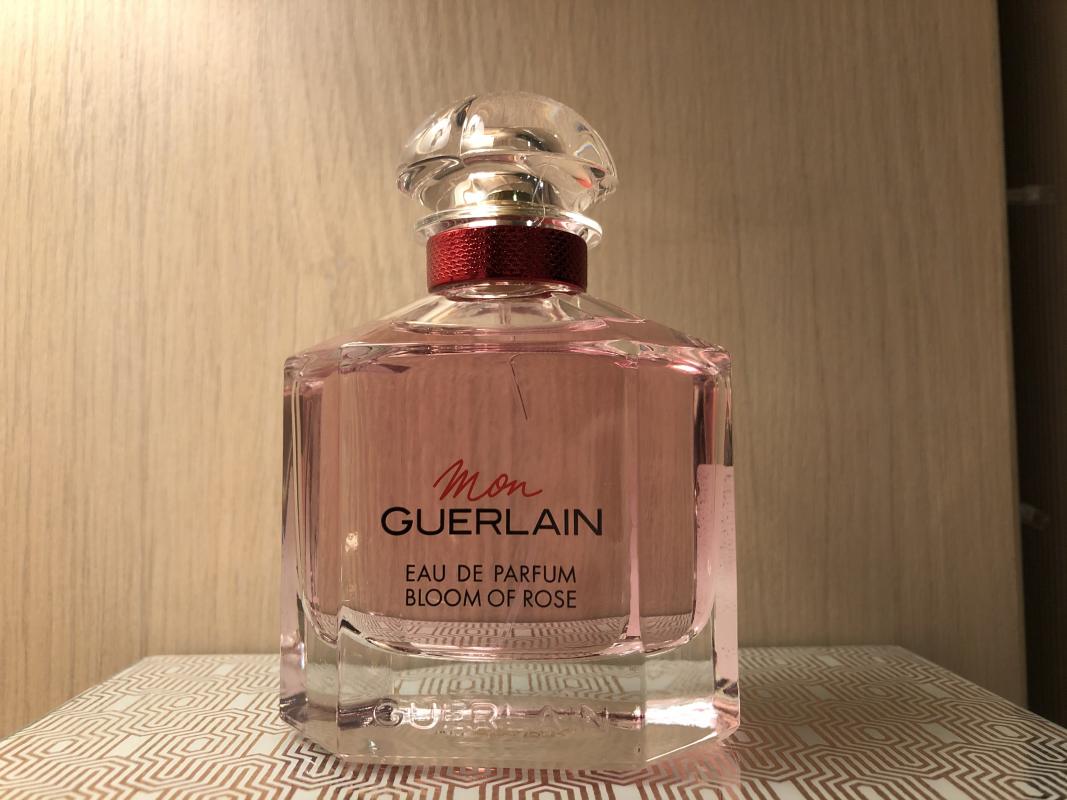 Мон герлен роуз. Guerlain mon Guerlain Bloom of Rose Eau de. Mon Guerlain Bloom of Rose. Mon Guerlain 75008 Paris. Mon Guerlain Парфюм Лаванда ваниль Сандал груша.