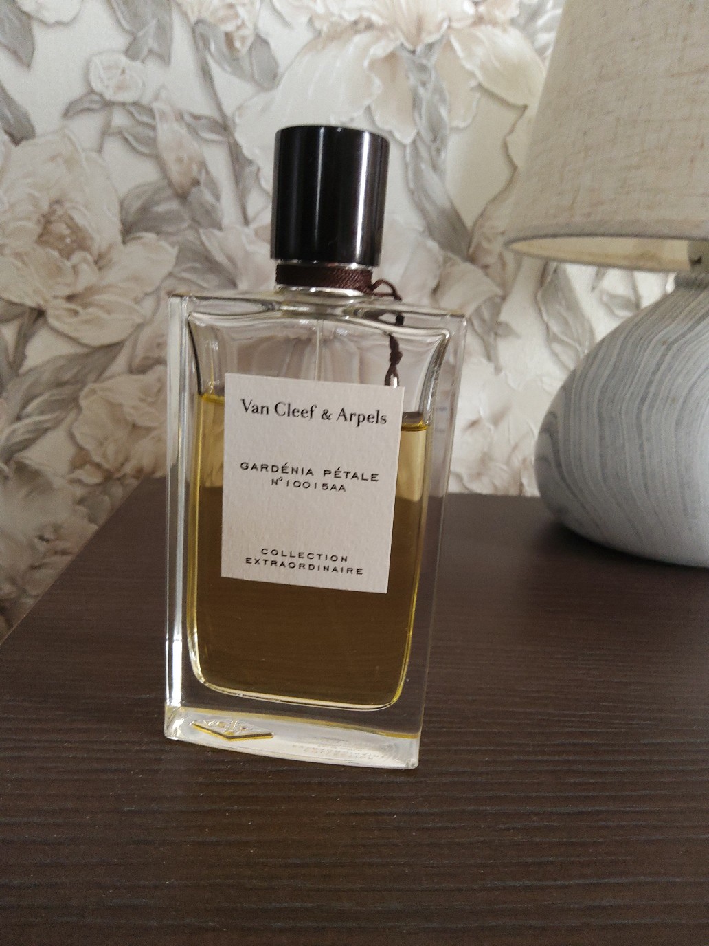 Van cleef gardenia petale. Ван Клиф Гардения. Van Cleef Arpels gardenia petale. Van Cleef Arpels gardenia petale духи.