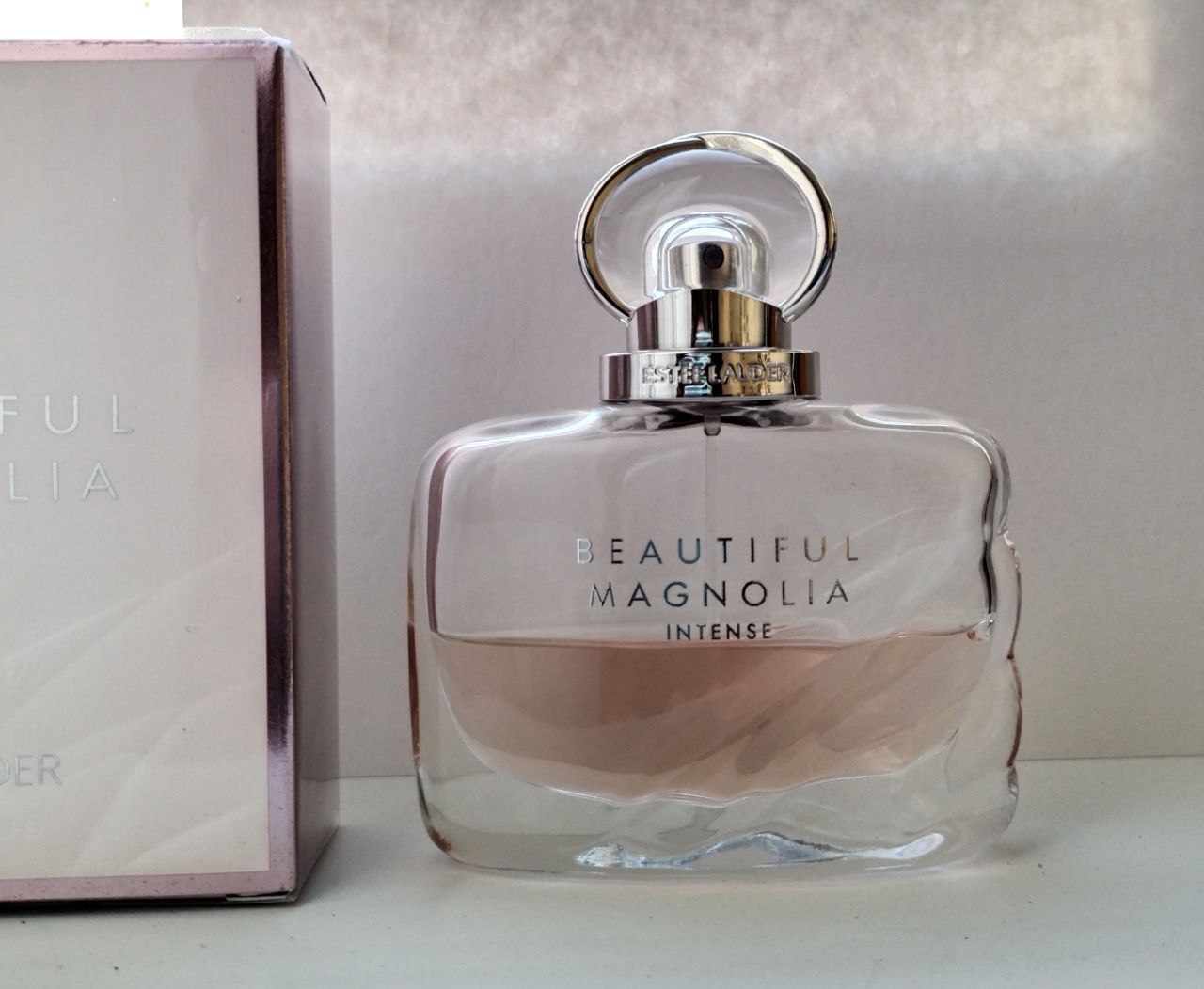 Estee lauder beautiful magnolia intense. Quelques Notes d'amour Ив Роше 50 мл. Духи Estee Lauder beautiful Magnolia. Ноты любви Ив Роше. Ноты любви Ив Роше туалетная вода.