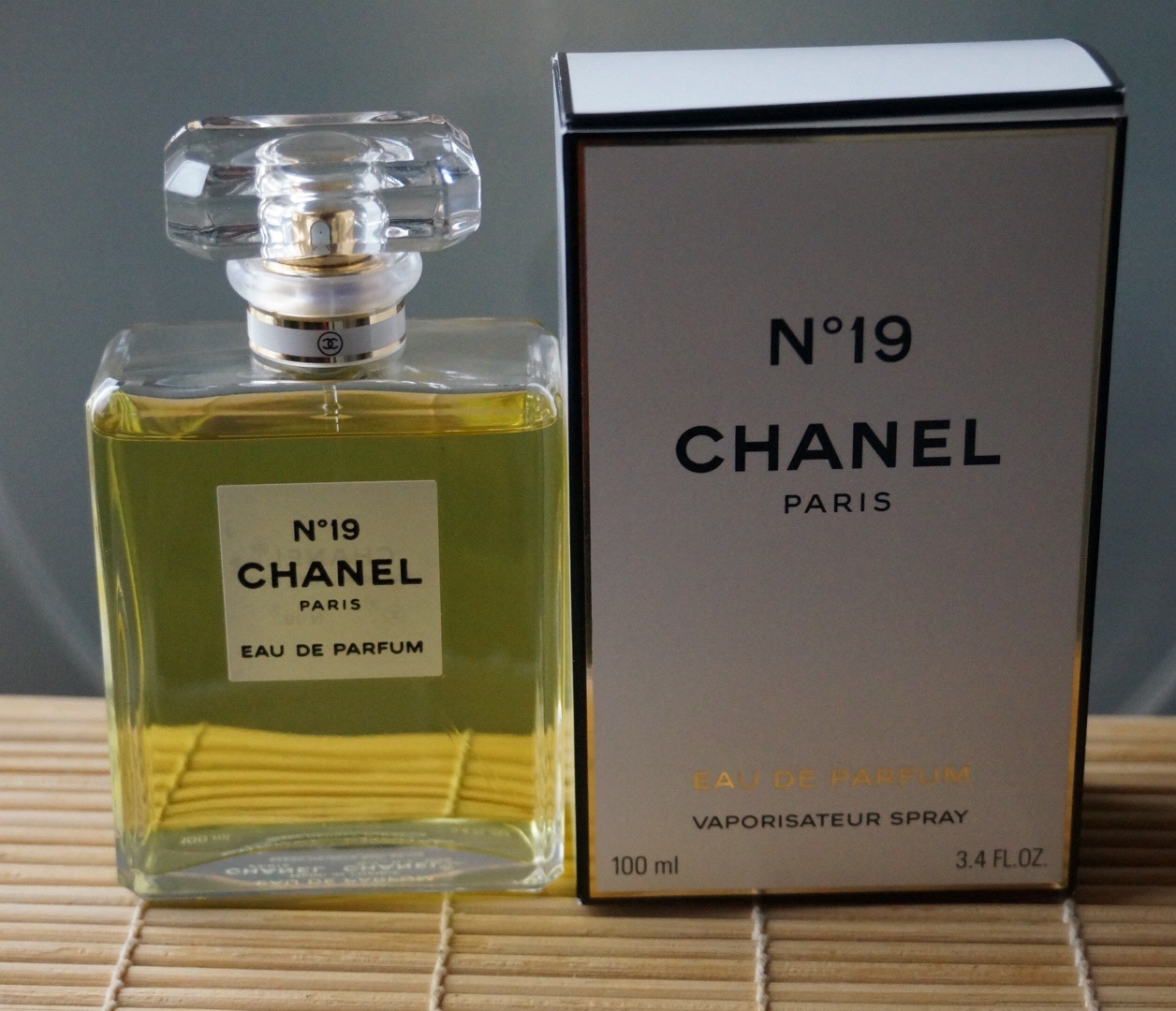 Духи шанель в россии. Chanel n19 (Chanel) 100мл. Chanel 19 / Chanel 191. Шанель 19 духи. Chanel 19 духи.