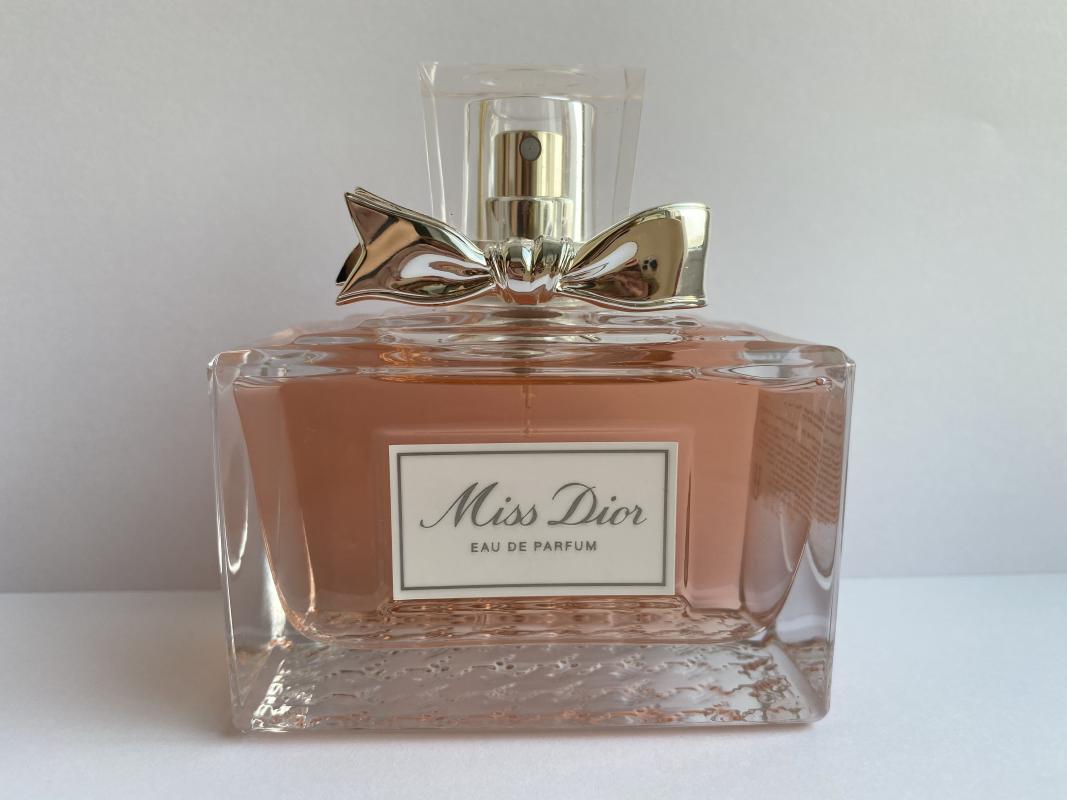 Miss dior eau de parfum. Miss Dior EDP 2021. Miss Dior Eau de Parfum (2017)пробник. Мисс диор Императрица рамка. Мисс диор Парфюм 2017 и 2021 различия.