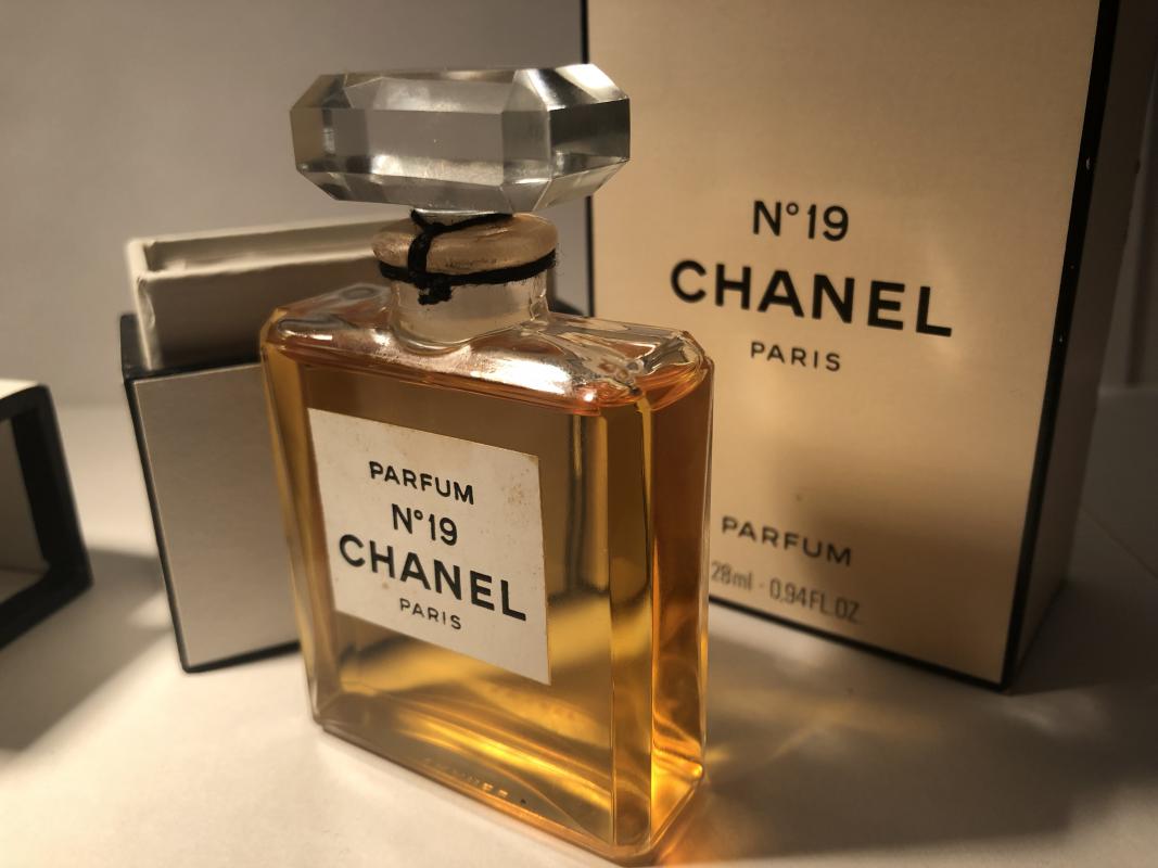 Шанель комета отзывы. Chanel 19 духи Винтаж. Шанель 19 духи. Шанель Парфюм номер 19. Шанель 19 туалетная вода Винтаж.