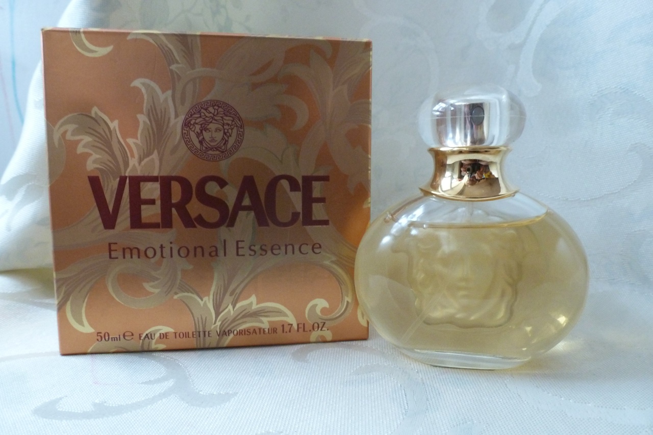 Версаче эссенс. Versace Essence Emotional. Essence Версаче. Еssence Emotional Versace.