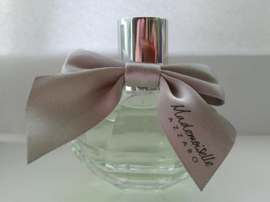 Azzaro mademoiselle l eau. Mademoiselle Azzaro коробка. Мадмуазель азаро Флораль фруит. Аззаро мадмуазель лаеу тресс Florali. Azzaro Mademoiselle красивое фото.