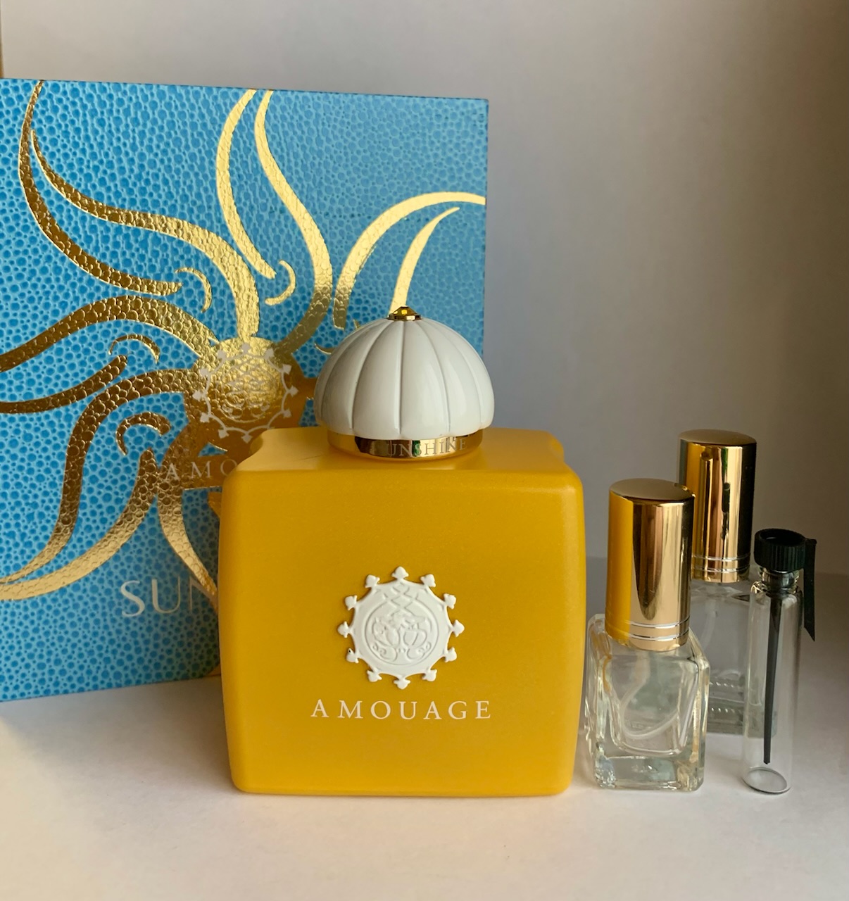 Саншайн амуаж женский. Amouage Sunshine. Амуаж желтый флакон. Амуаж Саншайн женский. Amouage Secret Garden.