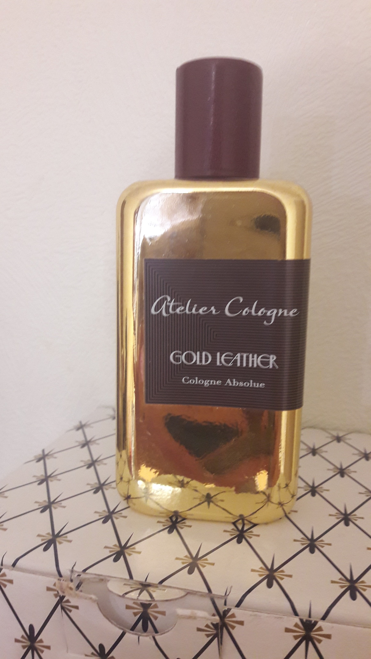 Atelier cologne gold leather. Ателье Колонь Золотая кожа. Atelier Cologne золотой флакон. Gold Leather, Atelier Cologne laparfumerie.