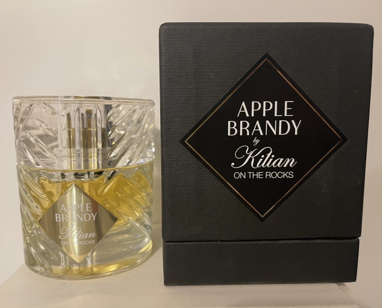 Kilian apple brandy on the rocks. Kilian Apple Brandy. Киллиан heure verte. Киллиан эпл бренди рок.