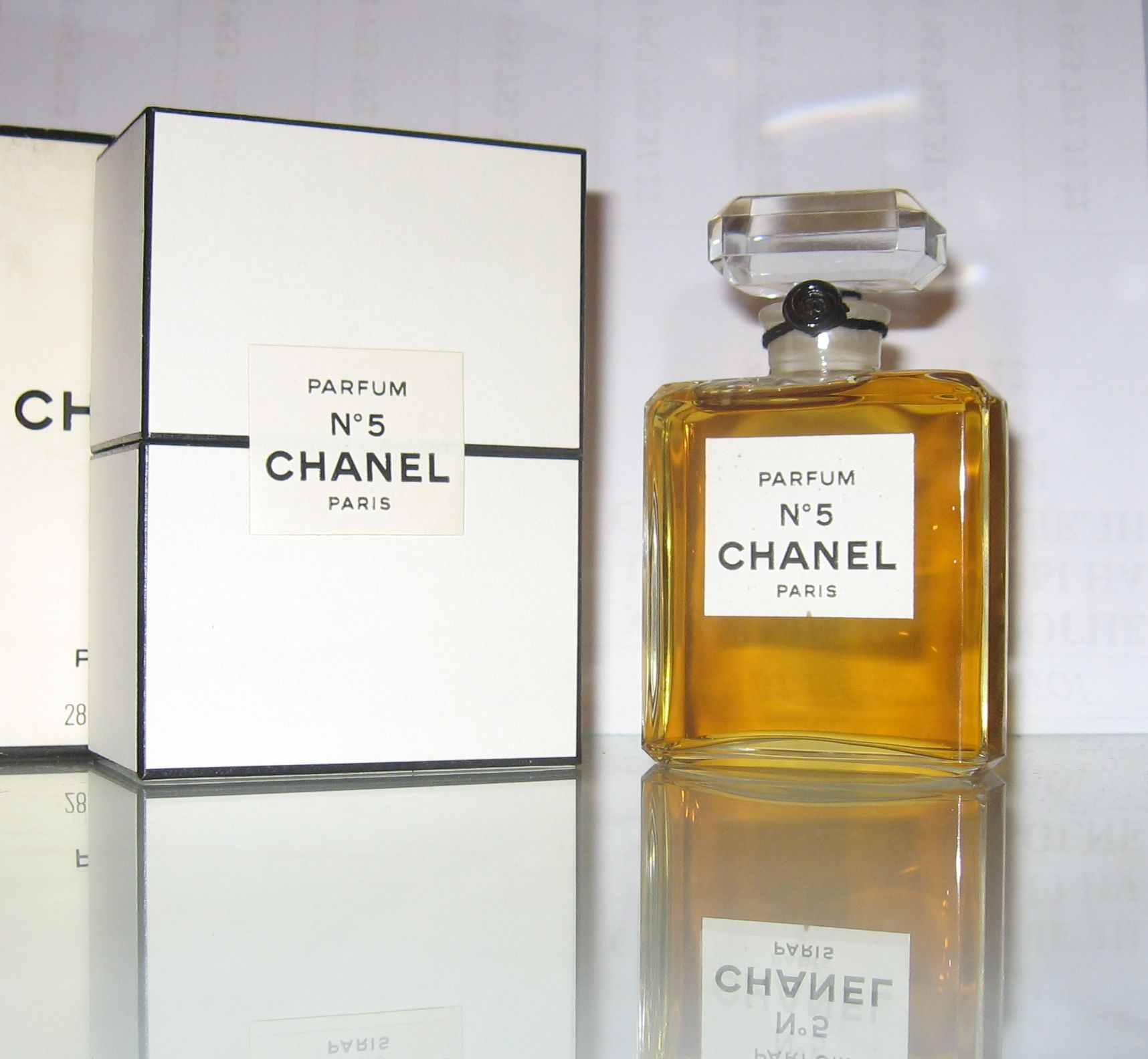 Chanel 5 оригинал. Шанель номер 5 туалетная вода. Шанель номер 5 духи женские. Коко Шанель духи 5. Духи Шанель 5 оригинал.
